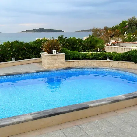 Apartment Family Friendly With A Swimming Pool - 7557 Rogoznica (Sibenik-Knin)