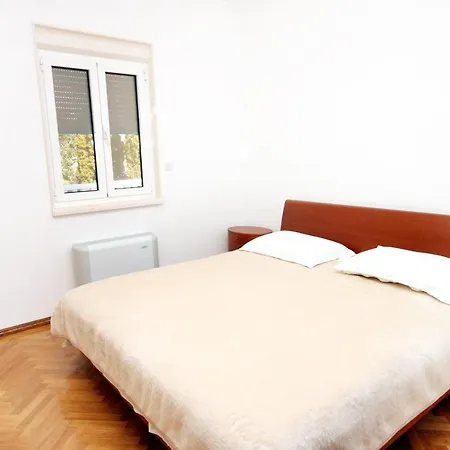 Family-friendly With Swimming Pool - 7557 Apartment Rogoznica (Sibenik-Knin)