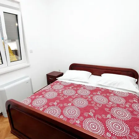 Apartment Family Friendly With A Swimming Pool - 7557 Rogoznica (Sibenik-Knin)