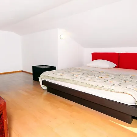 Apartment Family Friendly With A Swimming Pool - 7557