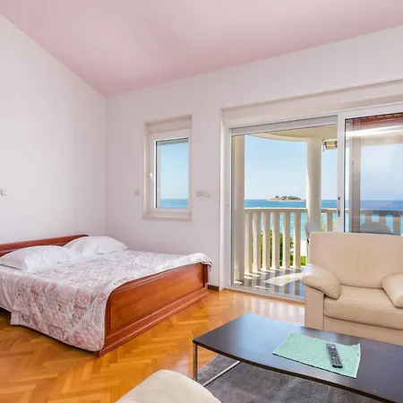 Family-friendly With Swimming Pool - 7557 Apartman Rogoznica (Sibenik-Knin)
