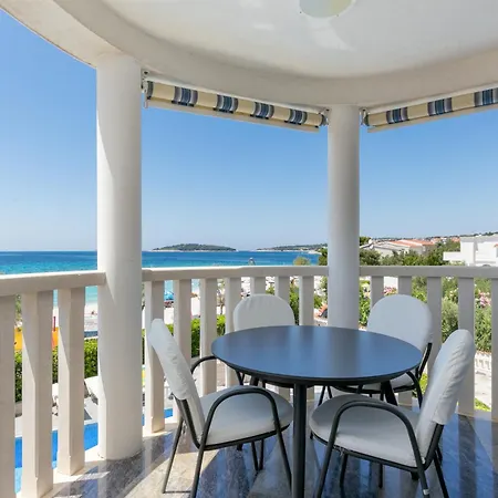 Appartement Family-friendly With Swimming Pool - 7557 Rogoznica (Sibenik-Knin)