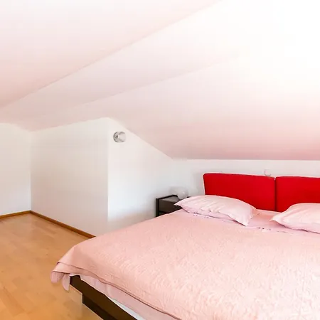 Family-friendly With Swimming Pool - 7557 *