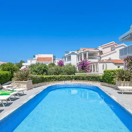 شقة Family-friendly With Swimming Pool - 7557 *