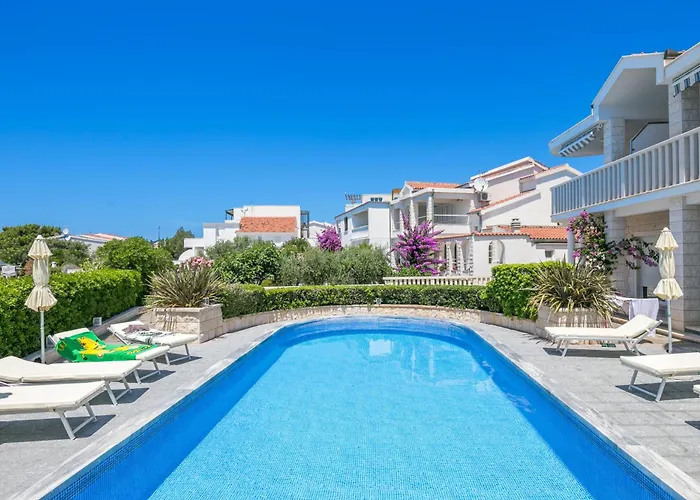 Apartamento Family-friendly With Swimming Pool - 7557 *